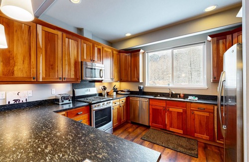 Alyeska Condominio | Stunning mountain-view home on Glacier Creek with deck, BBQ, and family friendly