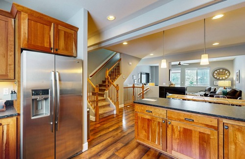 Alyeska Condominio | Stunning mountain-view home on Glacier Creek with deck, BBQ, and family friendly