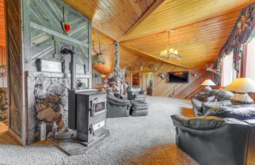 Dubois Casa | Stunning Mountain Views Spacious Cabin in Dubois!
