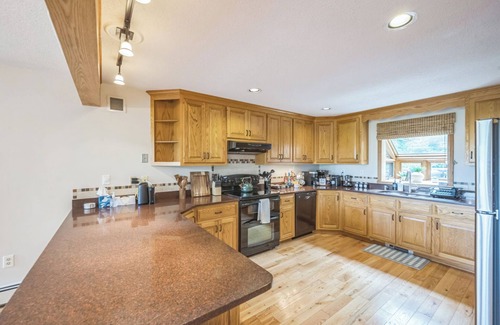 Conway Casa | Stunning Mountain Views! Skiing & North Conway! Relax in the private Hot Tub!