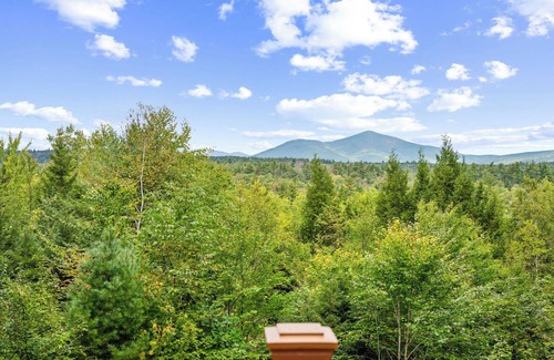 Conway Casa | Stunning Mountain Views! Skiing & North Conway! Relax in the private Hot Tub!