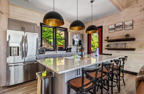 Sevierville Cabina | Stunning Mtn Cabin on Lake w/ 2 Stry Dock, Indoor Pool, Hot Tub, and Arcade Room