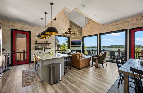 Sevierville Cabina | Stunning Mtn Cabin on Lake w/ 2 Stry Dock, Indoor Pool, Hot Tub, and Arcade Room