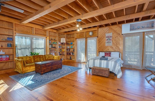 Burnsville Cabina | **Stunning Mtn Lodge, Over 10 Private acres, Pond, fishing, Fire-pit, hiking**