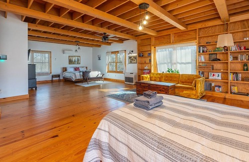 Burnsville Cabina | **Stunning Mtn Lodge, Over 10 Private acres, Pond, fishing, Fire-pit, hiking**