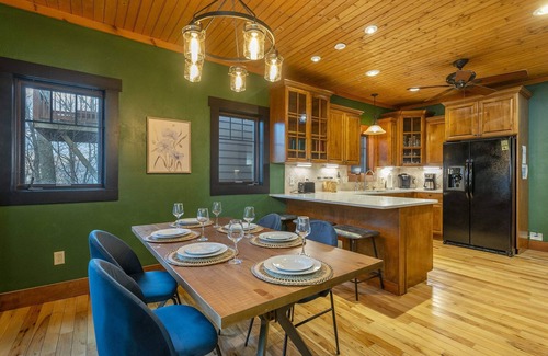 Laurel Ridge Casa | Stunning Mtn Views~ HotTub~Movie Theater~Game Room