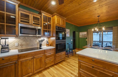 Laurel Ridge Casa | Stunning Mtn Views~ HotTub~Movie Theater~Game Room