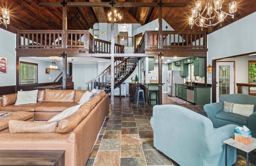 Tate Cabina | Stunning Mtn Views Game Room Dog-Friendly Lake Golf Pools