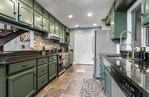 Tate Cabina | Stunning Mtn Views Game Room Dog-Friendly Lake Golf Pools