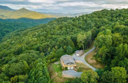 Hemphill Heights Casa | Stunning Mtn Views Hot Tub Fire Pit Sleeps 8