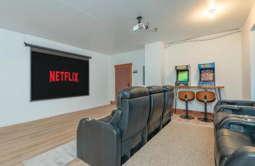 Laurel Ridge Casa | Stunning Mtn Views Hot Tub Movie Theater Game Room
