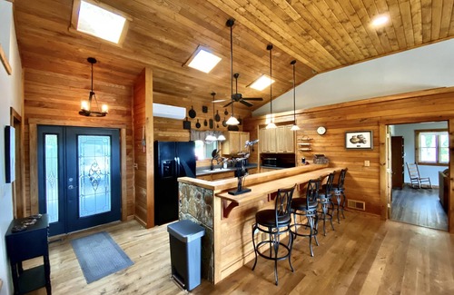 Bryson City Cabina | Stunning Mtn Views/Private/Sparkling Hot Tub/WI-FI