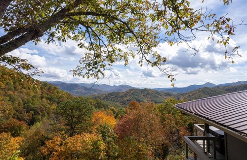 Bryson City Cabina | Stunning Mtn Views/Private/Sparkling Hot Tub/WI-FI