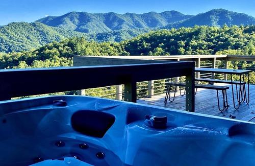 Bryson City Cabina | Stunning Mtn Views/Private/Sparkling Hot Tub/WI-FI