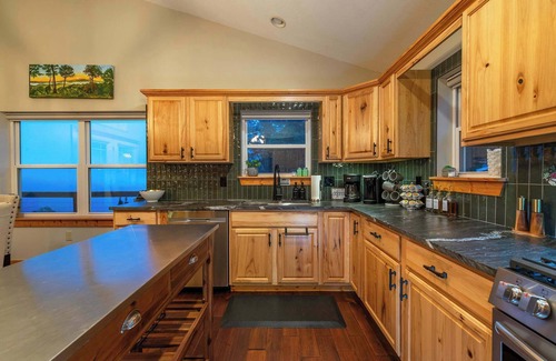 Hemphill Heights Casa | Stunning Mtn Views Hot Tub Firepit Sleeps 10
