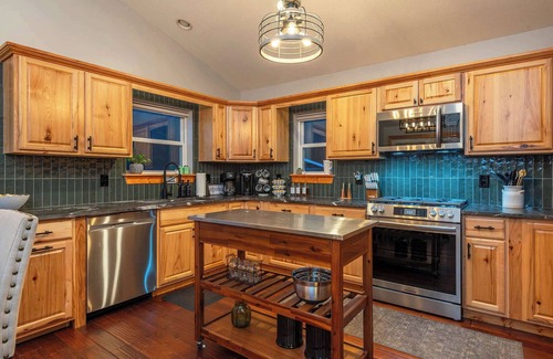 Hemphill Heights Casa | Stunning Mtn Views Hot Tub Firepit Sleeps 10