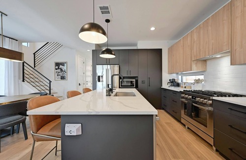 Holly Casa | Stunning New Modern Spacious 5-bedroom House Perfection With Pool Oasis!