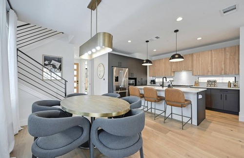 Holly Casa | Stunning New Modern Spacious 5-bedroom House Perfection With Pool Oasis!