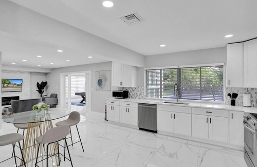 Deerfield Beach Villa | Stunning New Pool Jacuzzi 7BR Game Room Walk to the beach