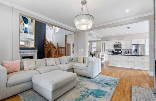 Pittsburgh Casa | Stunning & Newest 100+ year old Historic Victorian