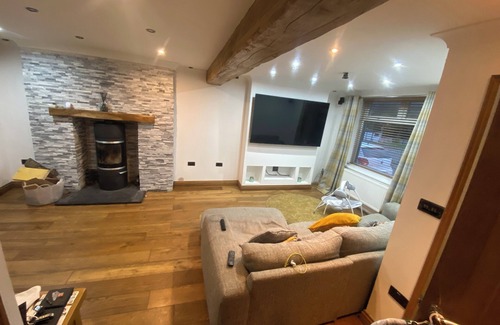 Waunlwyd Casa | Stunning Newly renovated 3 story property