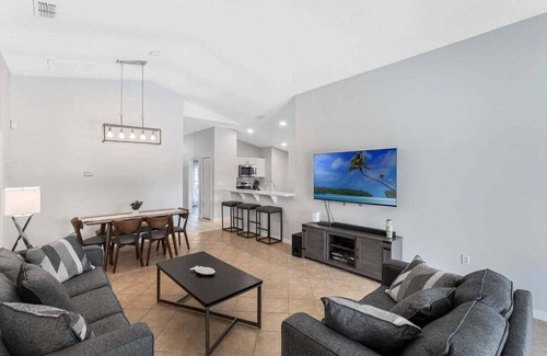 Loughman Villa | Stunning Newly Renovated Pool Home close to Disney