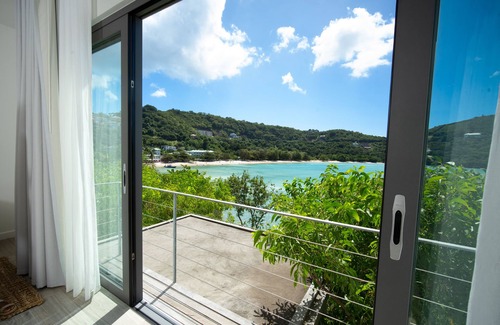 Morne Rouge Apartamento | "Stunning Ocean & Beach Views!" Waterfront Property on Morne Rouge Bay.