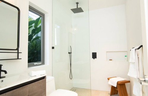 Morne Rouge Apartamento | "Stunning Ocean & Beach Views!" Waterfront Property on Morne Rouge Bay.