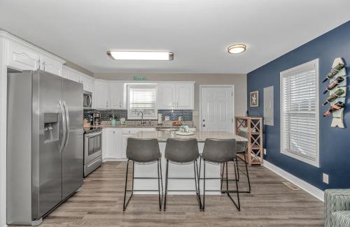 Myrtle Beach Casa | Stunning Ocean Lakes "Coastal Cottage" Beach House-Renovated! LED Fireplace! Walk to The Beach!
