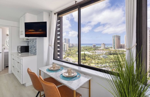 McCully - Moiliili Condominio | Stunning Ocean View/ Exquisite Renovated Studio/King Bed/Walk to Beach