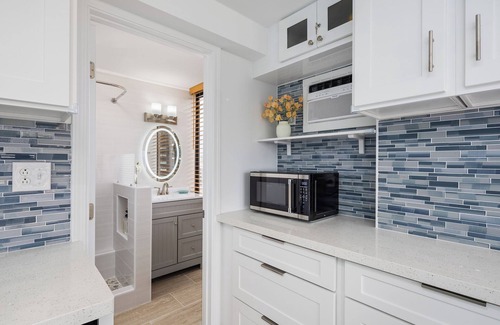 McCully - Moiliili Condominio | Stunning Ocean View/ Exquisite Renovated Studio/King Bed/Walk to Beach