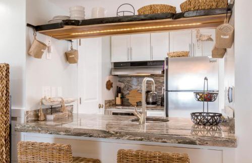 New Smyrna Beach Apartamento | Stunning Ocean Views STEPS from the Beach with Pool! Fabulous 4th Floor Studio!