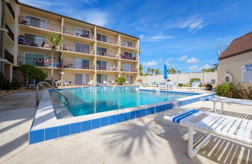 New Smyrna Beach Apartamento | Stunning Ocean Views STEPS from the Beach with Pool! Fabulous 4th Floor Studio!