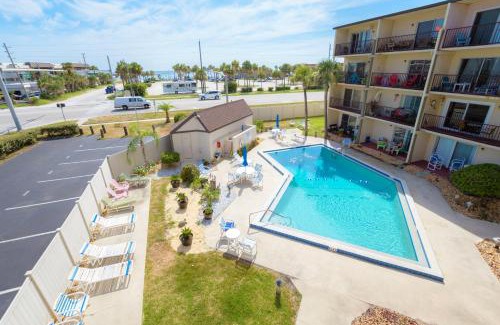 New Smyrna Beach Apartamento | Stunning Ocean Views STEPS from the Beach with Pool! Fabulous 4th Floor Studio!