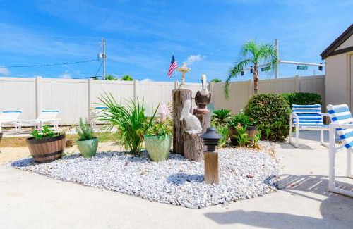 New Smyrna Beach Apartamento | Stunning Ocean Views STEPS from the Beach with Pool! Fabulous 4th Floor Studio!