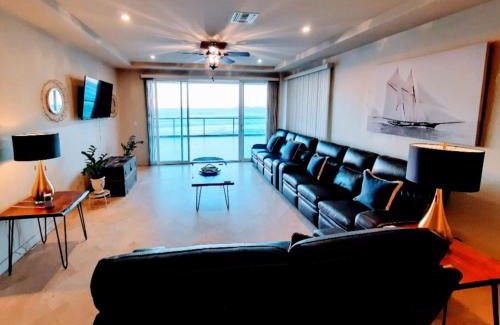 Villa del Mar Apartamento | Stunning oceanfront condo on usable Sandy Beach