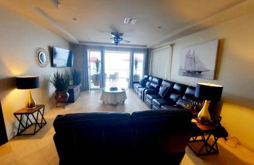 Villa del Mar Apartamento | Stunning oceanfront condo on usable Sandy Beach