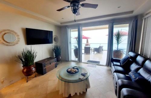 Villa del Mar Apartamento | Stunning oceanfront condo on usable Sandy Beach