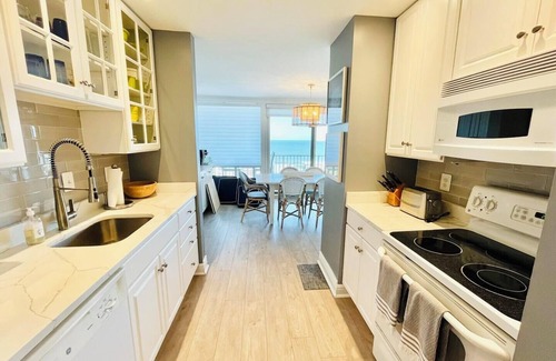 North Shores Condominio | Stunning Oceanview Condo Steps from the Beach with Pool, Tennis & Parking!