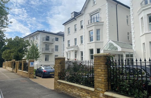Berrylands Apartamento | Stunning One Bedroom Luxury Apartment 5 min from Station