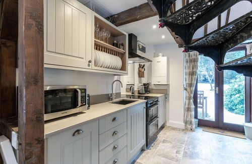 Blockley Cabaña | Stunning open plan 2 storey barn conversion with spiral staircase.