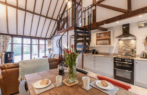 Blockley Cabaña | Stunning open plan 2 storey barn conversion with spiral staircase.