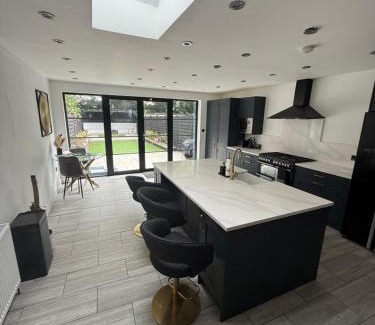 Ponders End Casa | Stunning Open Plan 3 Bedroom House