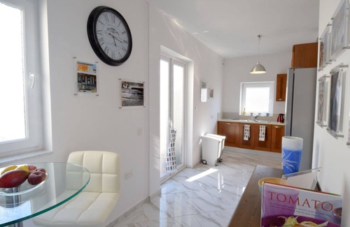 St. Paul's Bay Apartamento | Stunning Penthouse situated directly over the sea, unique