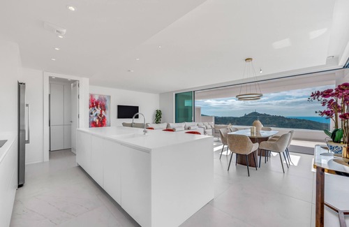 Ojen Apartamento | Impresionante ático con vistas panorámicas al mar y a la montaña cerca de Marbella