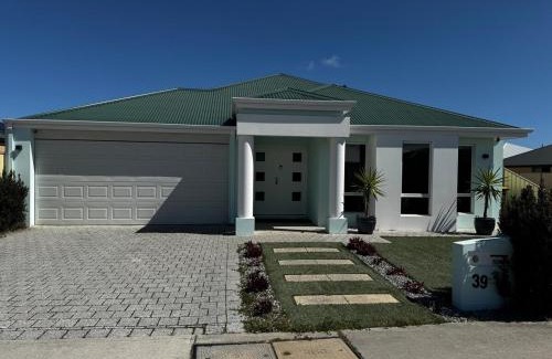Landsdale Casa | Stunning Perth 4BR Home with Pool and Free-Wifi