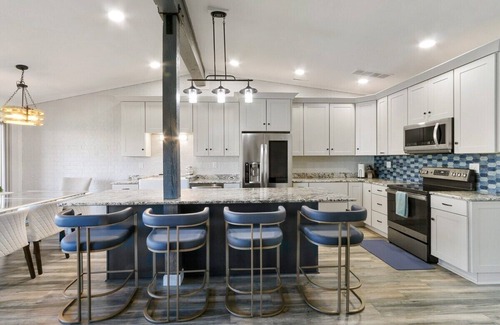 Fontana-on-Geneva Lake Condominio | Stunning Pool View Condo at Abbey Villa |Gas Fireplace |Deck |Walk to Beach & Restaurants