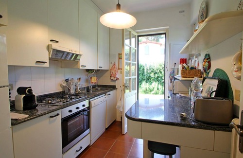 Ronchi Villa | Preciosa casa de vacaciones privada con A/C, WIFI, TV, aparcamiento, cerca de Forte Dei Marmi