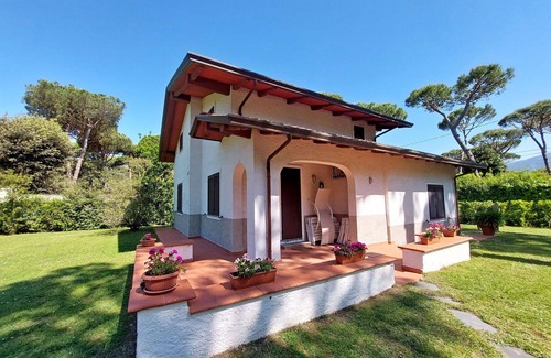 Ronchi Villa | Preciosa casa de vacaciones privada con A/C, WIFI, TV, aparcamiento, cerca de Forte Dei Marmi