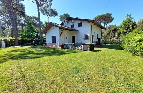 Ronchi Villa | Preciosa casa de vacaciones privada con A/C, WIFI, TV, aparcamiento, cerca de Forte Dei Marmi